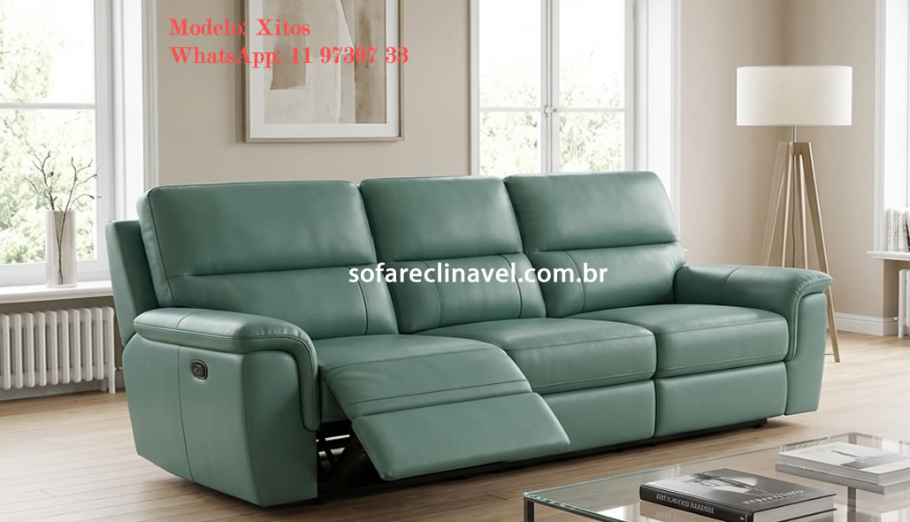 Sofá reclinável estofado em configuração residencial